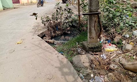 Odd zig-zag structure of sewage drain on 3rd Main Road of Balaji Nagar in Anakaputhur