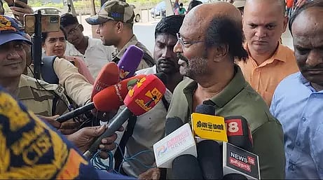 Rajinikanth leaves with family for Ayodhya