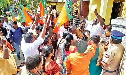 BJP workers protest in front of the house of a DMK functionary in Pollachi on Tuesday