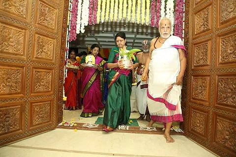 Sasikala conducts housewarming ceremony to her house opposite Jaya's Veda Nilayam