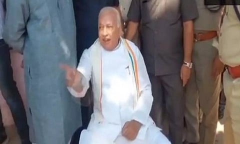 Kerala Governor Arif Mohammed Khan sitting on the wayside on a Kerala road (ANI)&nbsp;