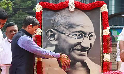 Governor RN Ravi paying tributes to Mahatma Gandhi in Chennai on Tuesday