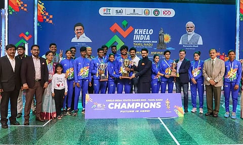 Maharashtra receiving the Winner Trophy (Photo: Hemanathan M)