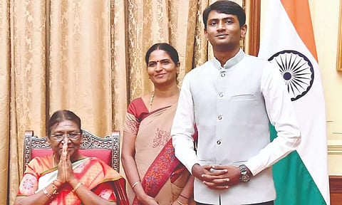 Krithik Vijayakumar with President Murmu