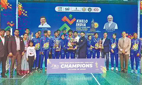 Minister Udhayanidhi Stalin and Anurag Thakur pose with the contingents of top three states