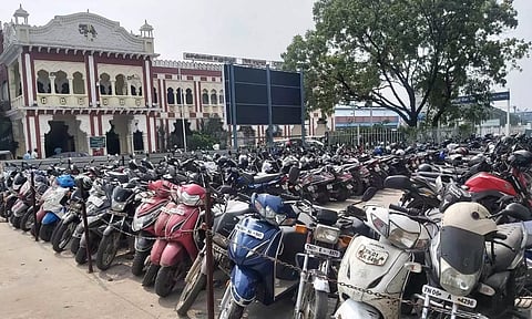 The parking lot of Egmore Metro Rail station. (Maalaimalar)