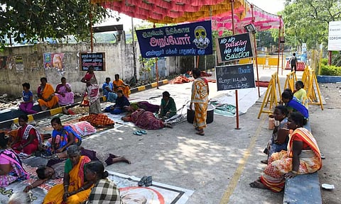 Ennore residents stage road roko on Tuesday demanding permanent closure of Coromandel Int'l Ltd due to an ammonia gas leak on Dec 27. (Photo credit: Agathesh)