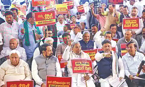 Karnataka CM Siddaramaiah leads a protest against distribution of federal funds by Union government, in New Delhi on Wednesday