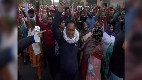 Farmers stage protest march from Delhi-Noida Chilla border (ANI)