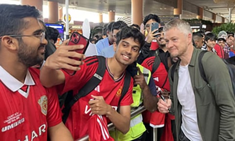 &nbsp;Ole Gunnar Solskjaer taking selfie with fans&nbsp;