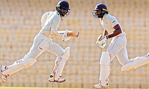 Baba Indrajith (L) and Vijay Shankar’s partnership of 125 runs had put Tamil Nadu back in the contest