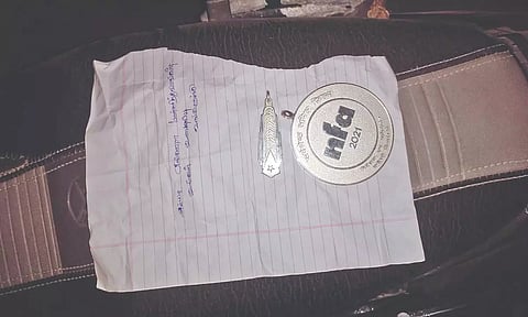 The medal that thieves returned along with the letter