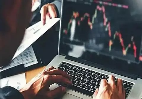 Heavy selling by FIIs neutralised by domestic funds buying