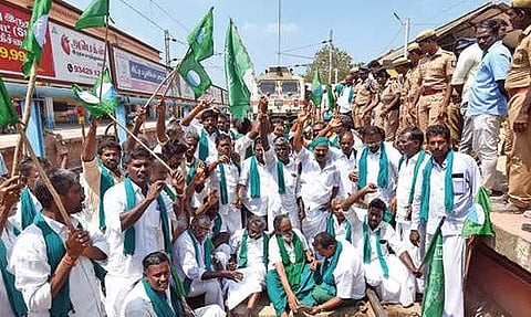 Farmers stage rail roko in Thanjavur