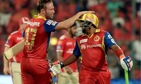 AB de Villiers with Sarfaraz Khan (IANS)