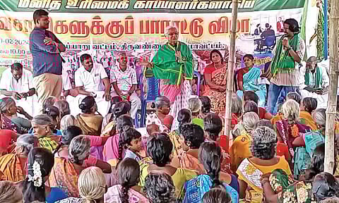 Medha Patkar addressing the agitators