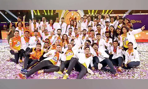 Puneri Paltans pose with the PKL trophy after defeating Haryana Steelers in the final&nbsp;