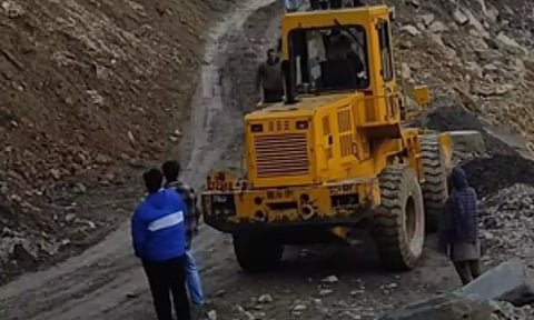 Multiple landslides block Srinagar-Jammu national highway