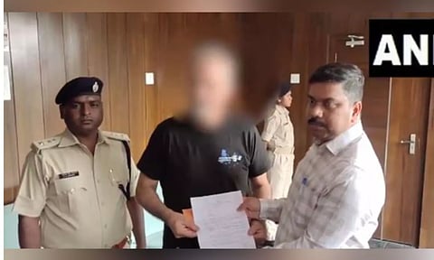Jharkhand Police hands over Rs 10 lakh compensation to survivor's husband (Photo/ANI)