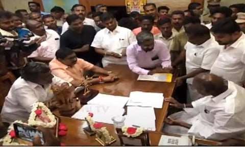 N Rangasamy talking with the minor girl's father. Thanthi TV screengrab