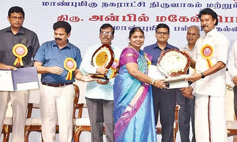 Minister Anbil Mahesh Poyyamozhi distributing awards to headmasters in Tiruchy on Wednesday