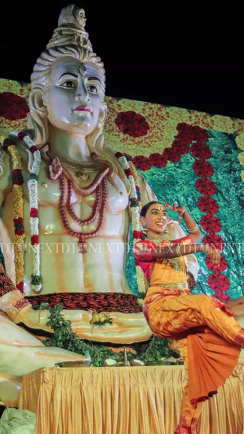 On the occasion of Mahashivarathri a 15-ft idol of Lord Shiva has been placed at  Karaneeshwarar temple, and artistes perform Bharatnatyam