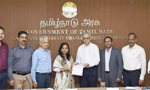 Shiv Nadar University Chancellor R Srinivasan handed over a cheque for Rs 10 Crores to the Tamil Nadu Green Climate Company (Dailythandhi)