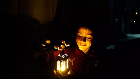 A child holds a lantern as displaced Palestinians prepare their tents for Ramadan, amid the ongoing conflict between Israel and the Palestinian Islamist group Hamas (Photo/Reuters)