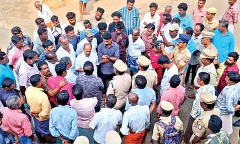 Police personnel conducting peace talks with irate public after the jumbo attack