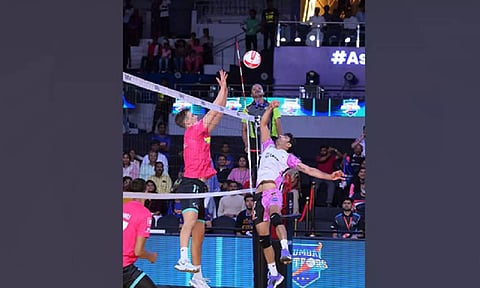 Bengaluru Torpedoes and Mumbai Meteors players in action