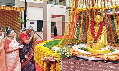 Union Finance Minister Nirmala Sitaraman unveiling a Gandhi statue in Tiruchy on Saturday
