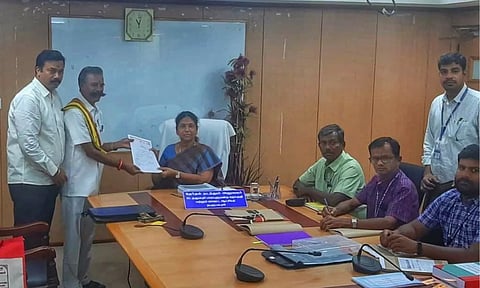 'Election King' K Padmarajan filing his nomination in Dharmapuri on Wednesday&nbsp;