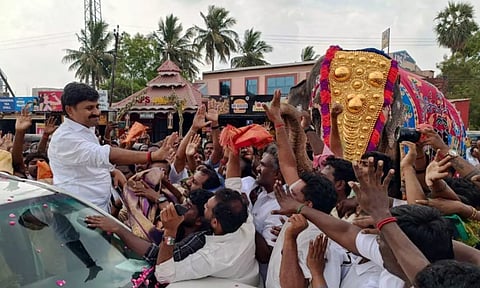 KN Arun Nehru greets DMK cadre during a reception to him in Tiruchy on Thursday