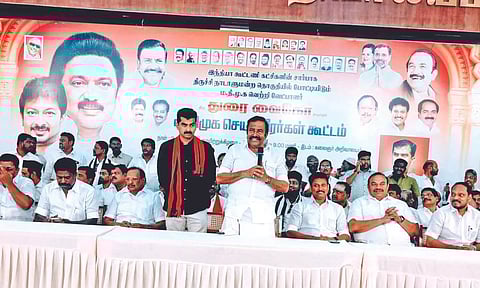 KN Nehru introducing MDMK Tiruchy candidate Durai Vaiko during a DMK committee meeting