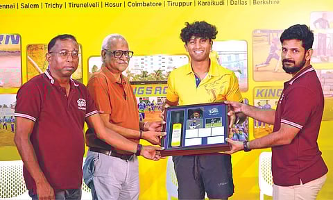 CSK CEO Kasi Viswanathan and Rachin Ravindra present the award