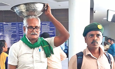 Avadi Jayakumar coming to the Collectorate with a basin full of Rs 10 coins