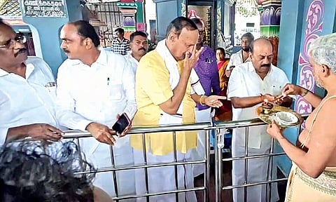 DMK leader and candidate for Sriperumbudur constituency, TR Baalu, offers prayers at a temple near Chengalpattu taluk office on Monday