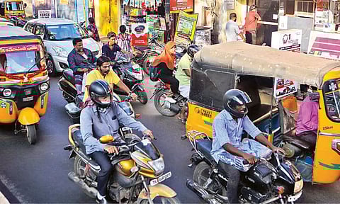 Narrow stretch of TH Road near the New Washermanpet Metro (Photo: Hemanathan M)
