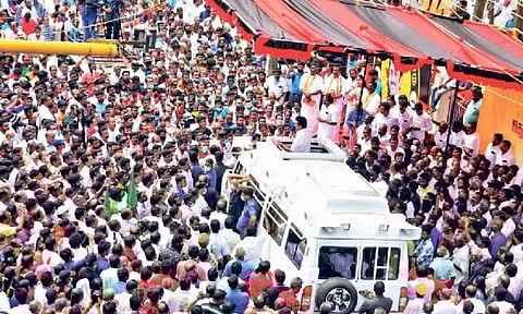 Stalin addressing an election campaign rally
https://www.dtnext.in/tamilnadu/2021/03/20/people-in-tamil-nadu-wont-fall-for-bjps-divisive-politics-says-stalin