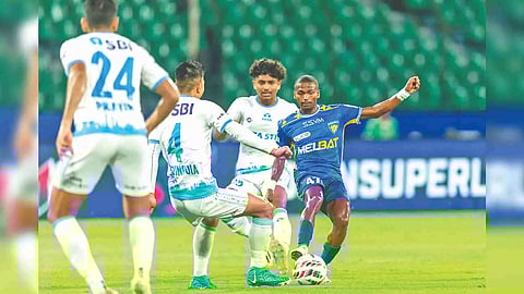 Mohammad Sanan of Jamshedpur FC, Vincy Barretto of Chennaiyin FC and Laldinpuia Pachuau of Jamshedpur FC in action