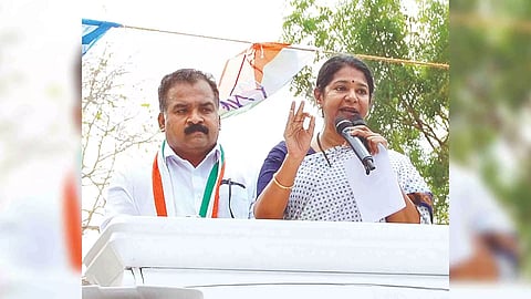 Kanimozhi seeking votes for Manickam Tagore in Virudhu nagar on Thursday