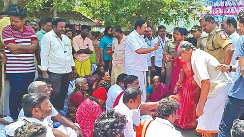 Voters staging roadblock in Mayiladuthurai on Friday