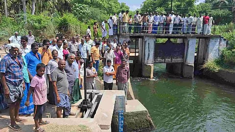 Farmers protesting on the sluice bridge near Gundalapatti, Pollachi on Monday