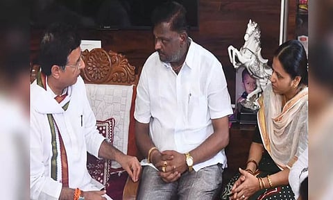 Randeep Surjewala with Victim's parents (ANI)