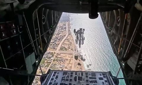 U.S. Air Force drops humanitarian aid for Gaza residents(Reuters)