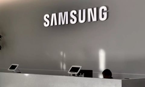 Samsung Q1 operating profit soars, chip business back to profit