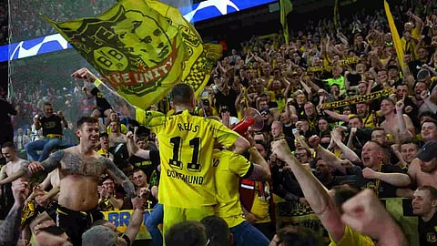 Borussia Dortmund's Marco Reus celebrates with fans after the match (Photo/Reuters)&nbsp;