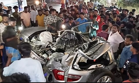 Public trying to rescue the accident victims&nbsp;