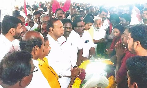 DMK MP TR Baalu paying homage to Nagai MP S Selvarasu’s body in Sithamalli, Tiruvarur on Tuesday