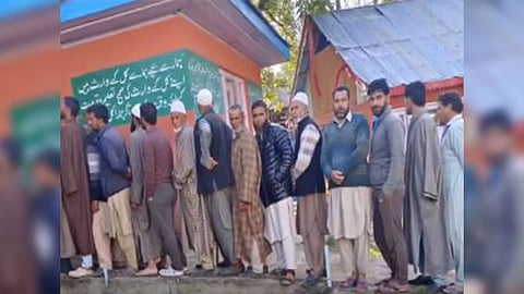 People standing in queue to vote in Baramulla (Photo/ECI)